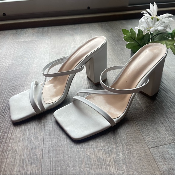 White square toe heels - Picture 2 of 2